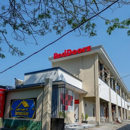 Reddoorz Near Padang Golf Adisucipto Hotel Potrojayan Exterior foto
