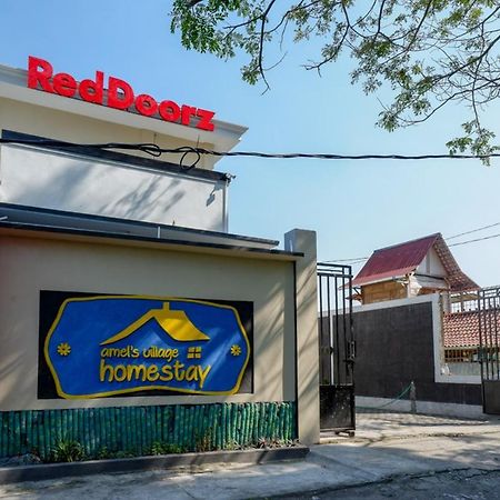 Reddoorz Near Padang Golf Adisucipto Hotel Potrojayan Exterior foto