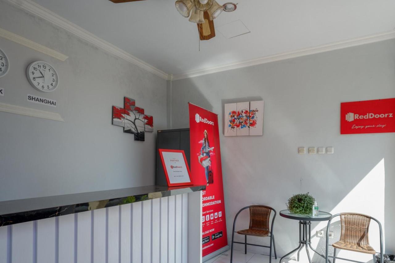 Reddoorz Near Padang Golf Adisucipto Hotel Potrojayan Exterior foto