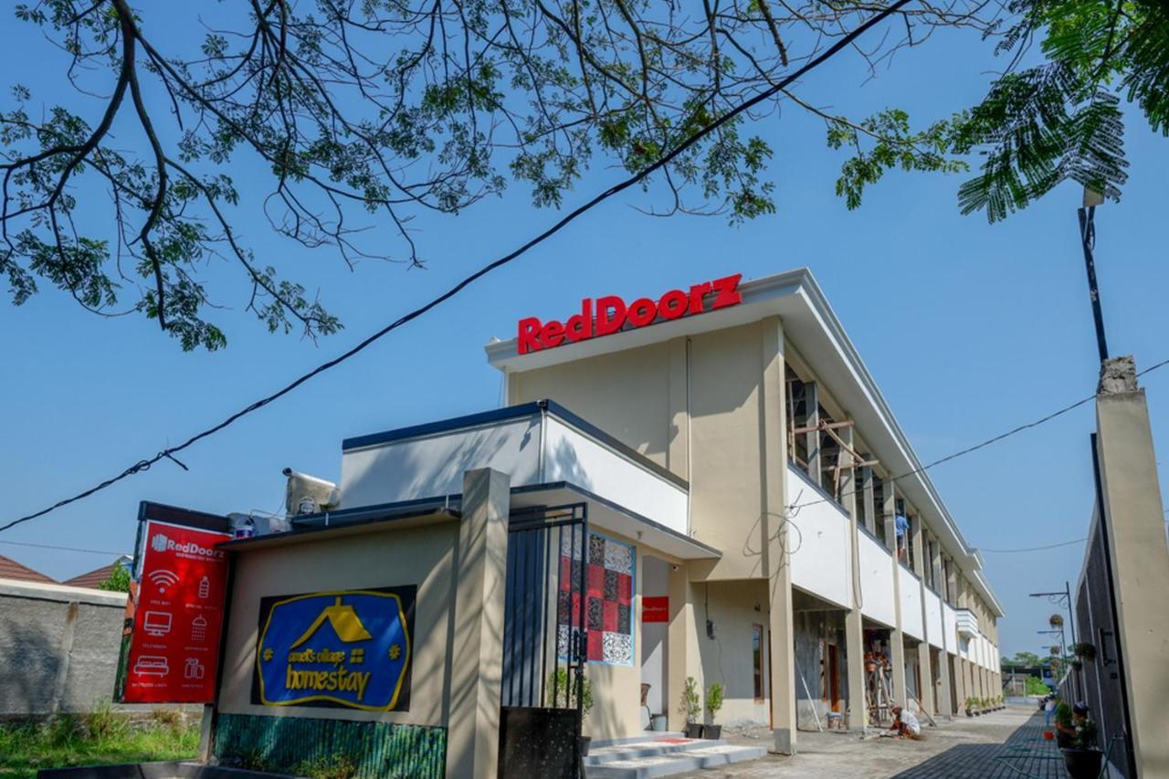Reddoorz Near Padang Golf Adisucipto Hotel Potrojayan Exterior foto