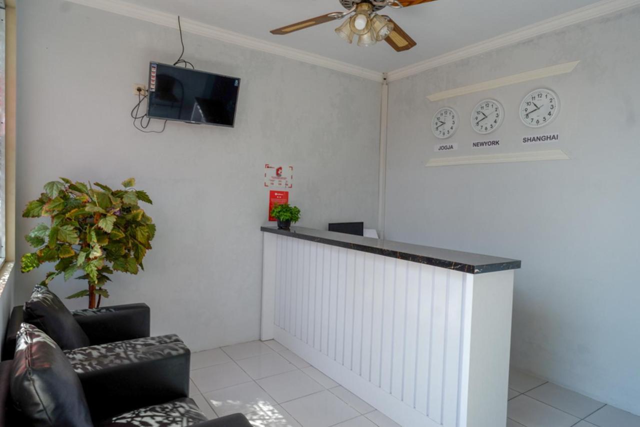 Reddoorz Near Padang Golf Adisucipto Hotel Potrojayan Exterior foto