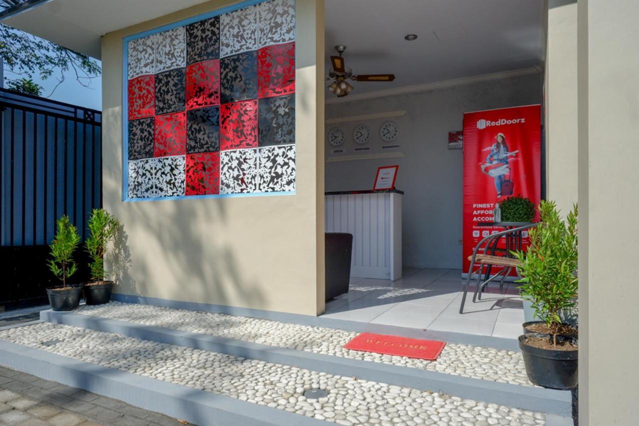 Reddoorz Near Padang Golf Adisucipto Hotel Potrojayan Exterior foto