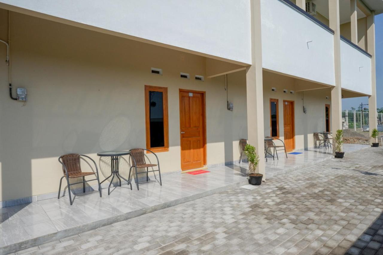 Reddoorz Near Padang Golf Adisucipto Hotel Potrojayan Exterior foto