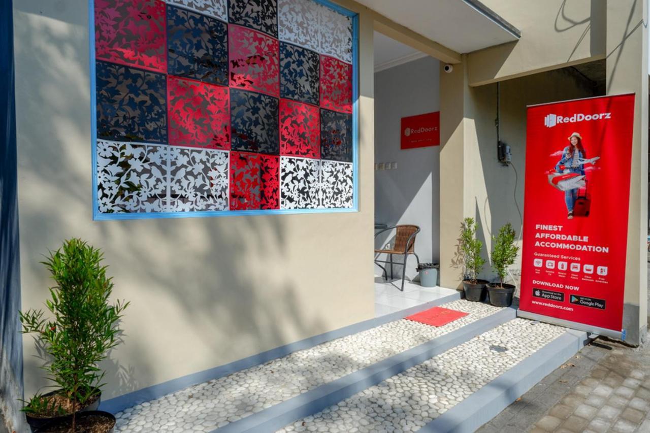 Reddoorz Near Padang Golf Adisucipto Hotel Potrojayan Exterior foto