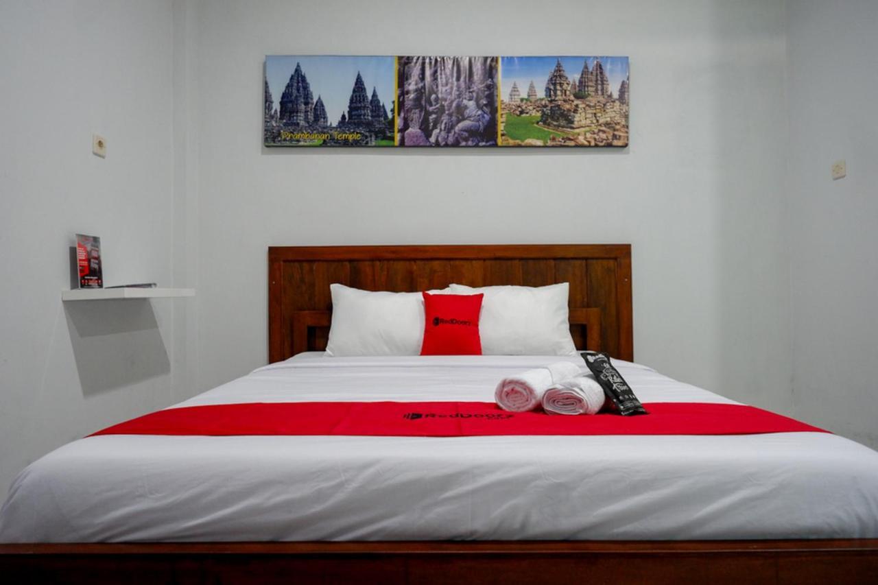 Reddoorz Near Padang Golf Adisucipto Hotel Potrojayan Exterior foto