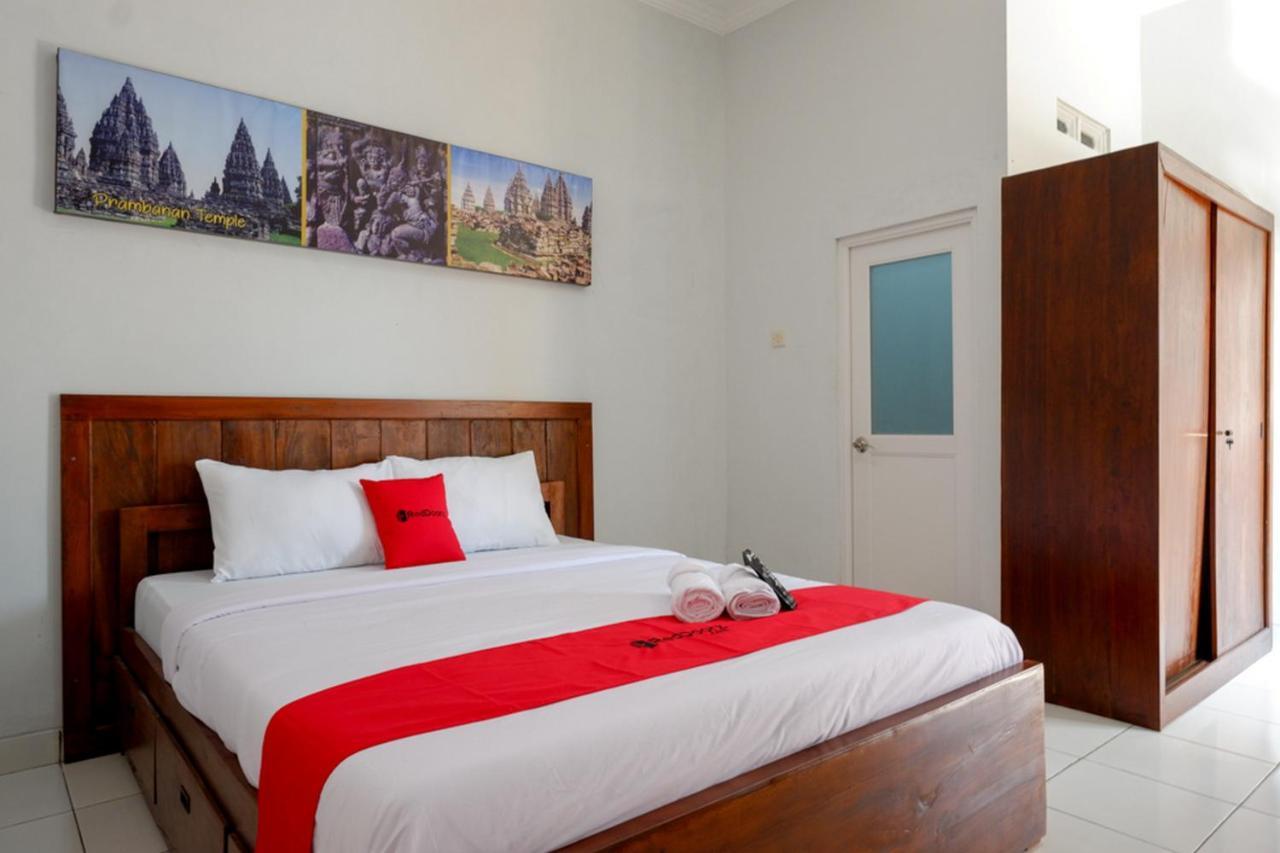 Reddoorz Near Padang Golf Adisucipto Hotel Potrojayan Exterior foto