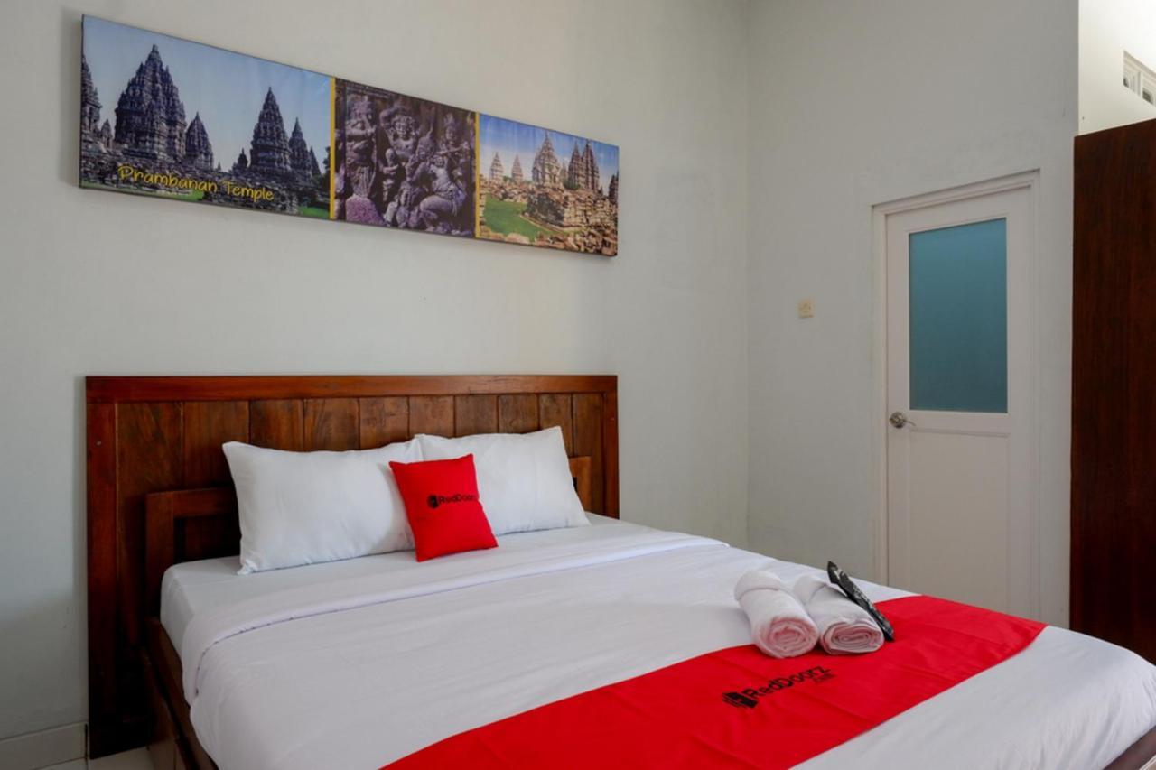 Reddoorz Near Padang Golf Adisucipto Hotel Potrojayan Exterior foto