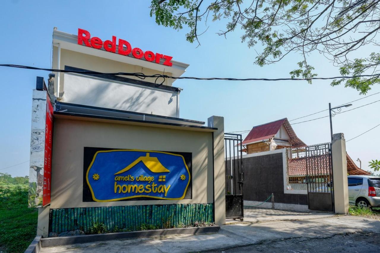 Reddoorz Near Padang Golf Adisucipto Hotel Potrojayan Exterior foto